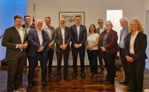 Foto © 4. von links, Thomas Goebel - GF GD Holz, 5. von links Craig Hawke - Botschafter von Neuseeland