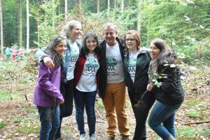 © GD Holz: Jürgen Klatt, GD Holz-Vorsitzender, umringt von jungen Klimabotschafterinnen