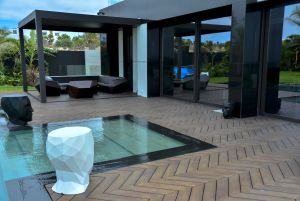 Foto: © MOSO® / Tarik Hart, Mit den neuen MOSO® Bamboo X-treme® Chevron-Terrassendielen kommt echtes Wohnzimmer-Flair nach draußen. Die glatte, werkseitig mit Woca-Öl behandelte Oberfläche verstärkt diesen Look & Feel noch einmal. Die Outdoor-Dielen sind durch ein komplexes Thermo-Density® Verfahren auf natürliche Weise geschützt und extrem widerstandsfähig. Auf den Einsatz von Fungiziden und Pestiziden verzichtet MOSO®.